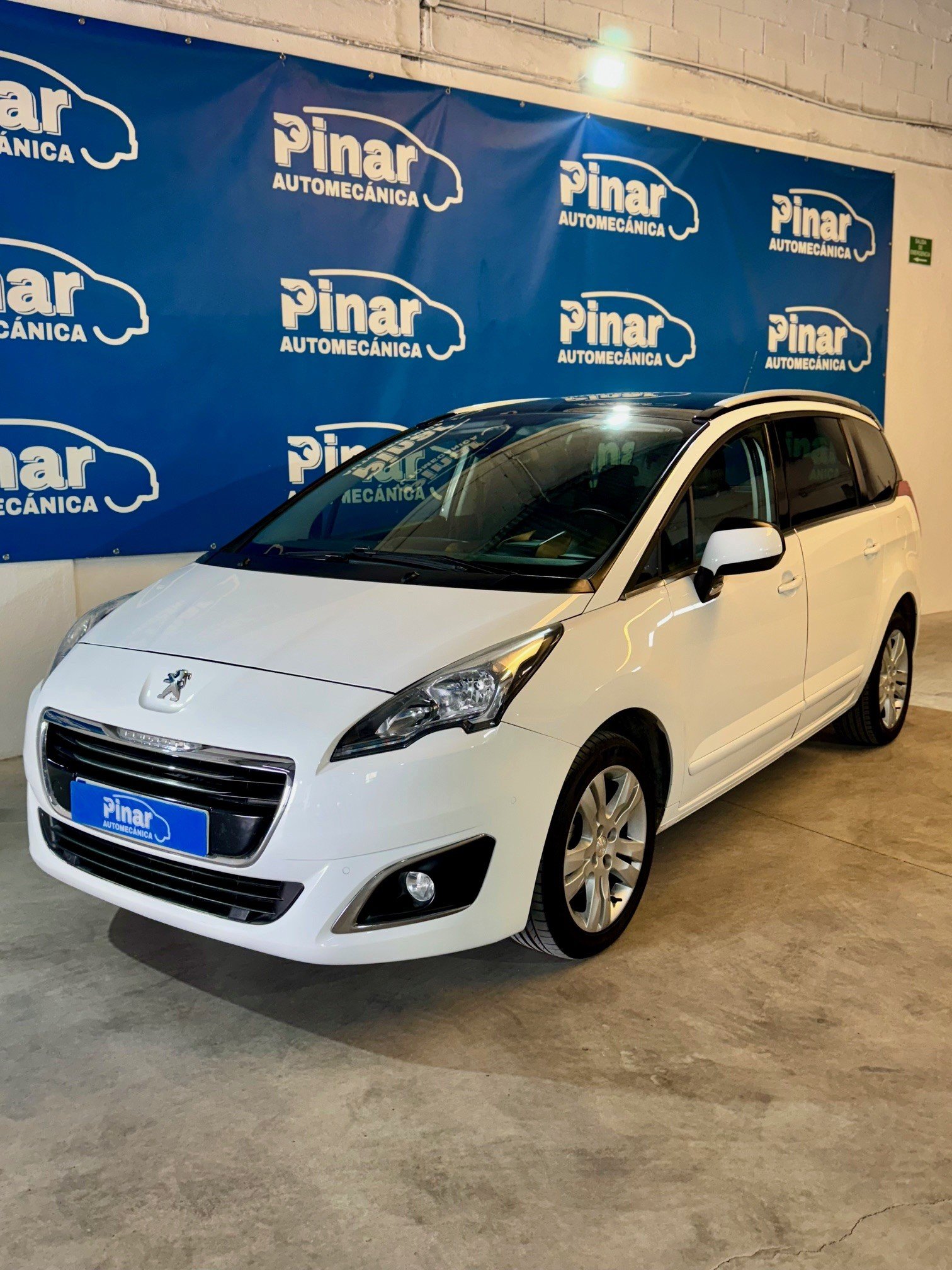 PEUGEOT 5008 1.6 Blue-HDi Allure