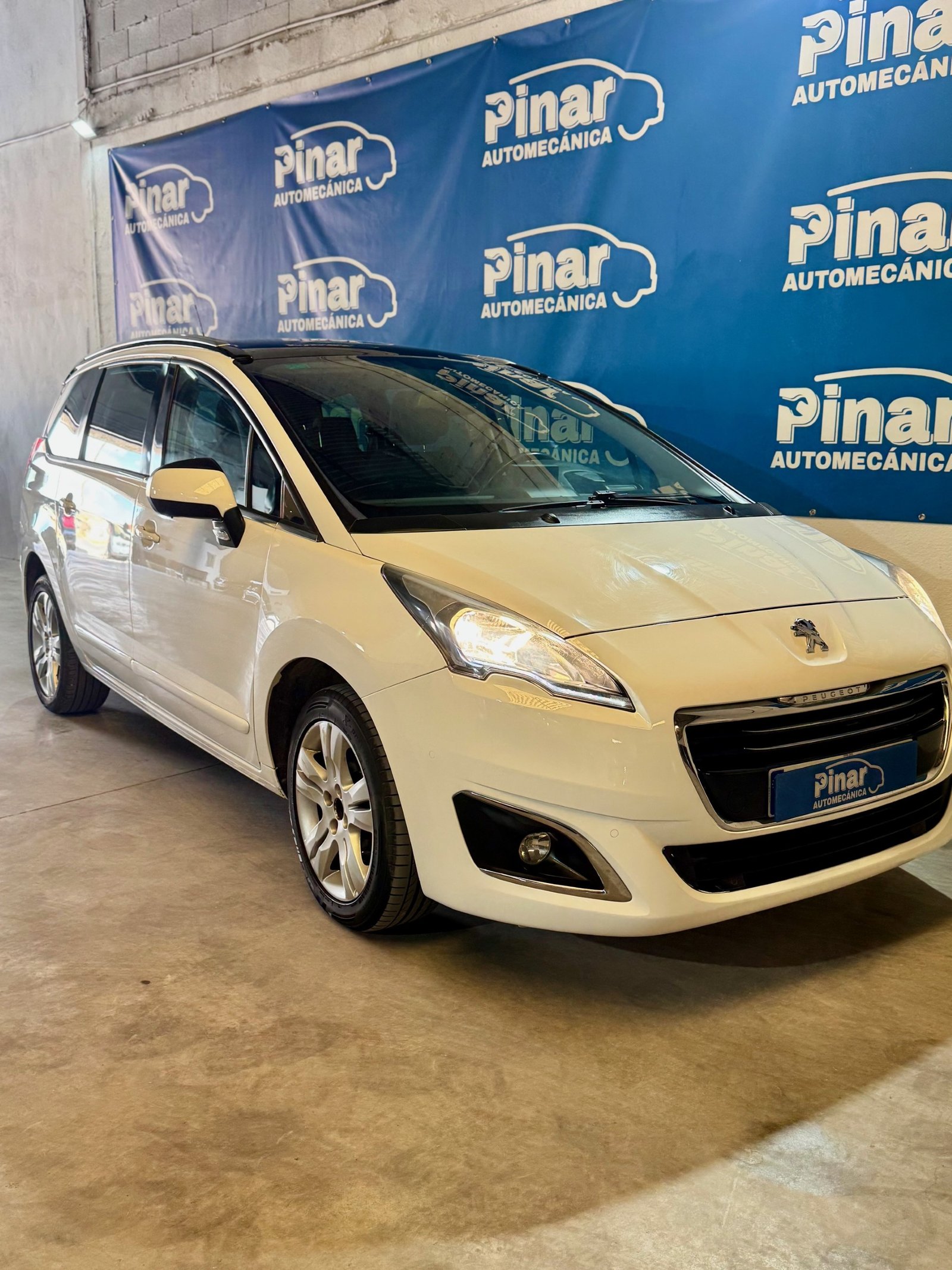 PEUGEOT 5008 1.6 Blue-HDi Allure