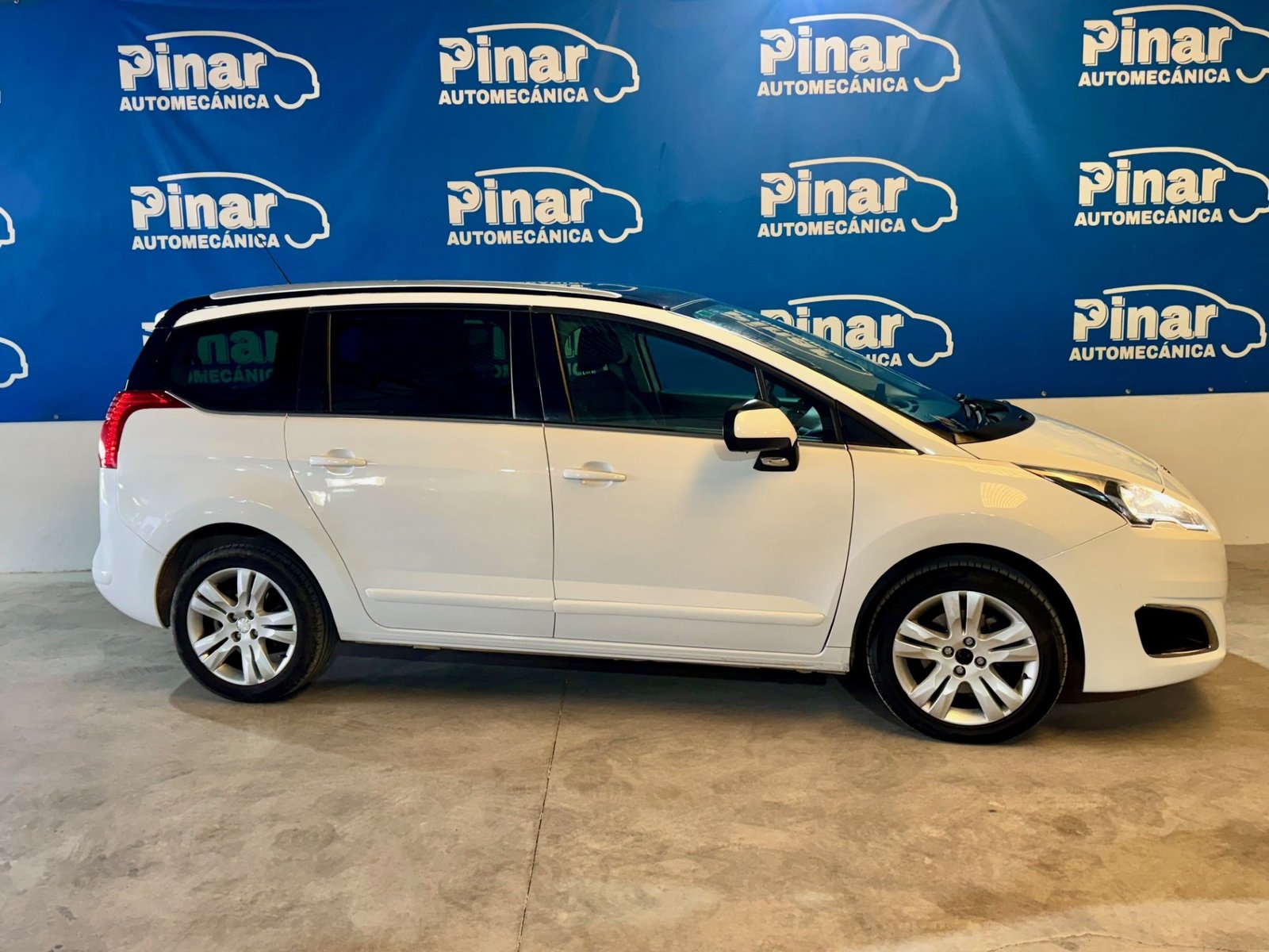 PEUGEOT 5008 1.6 Blue-HDi Allure