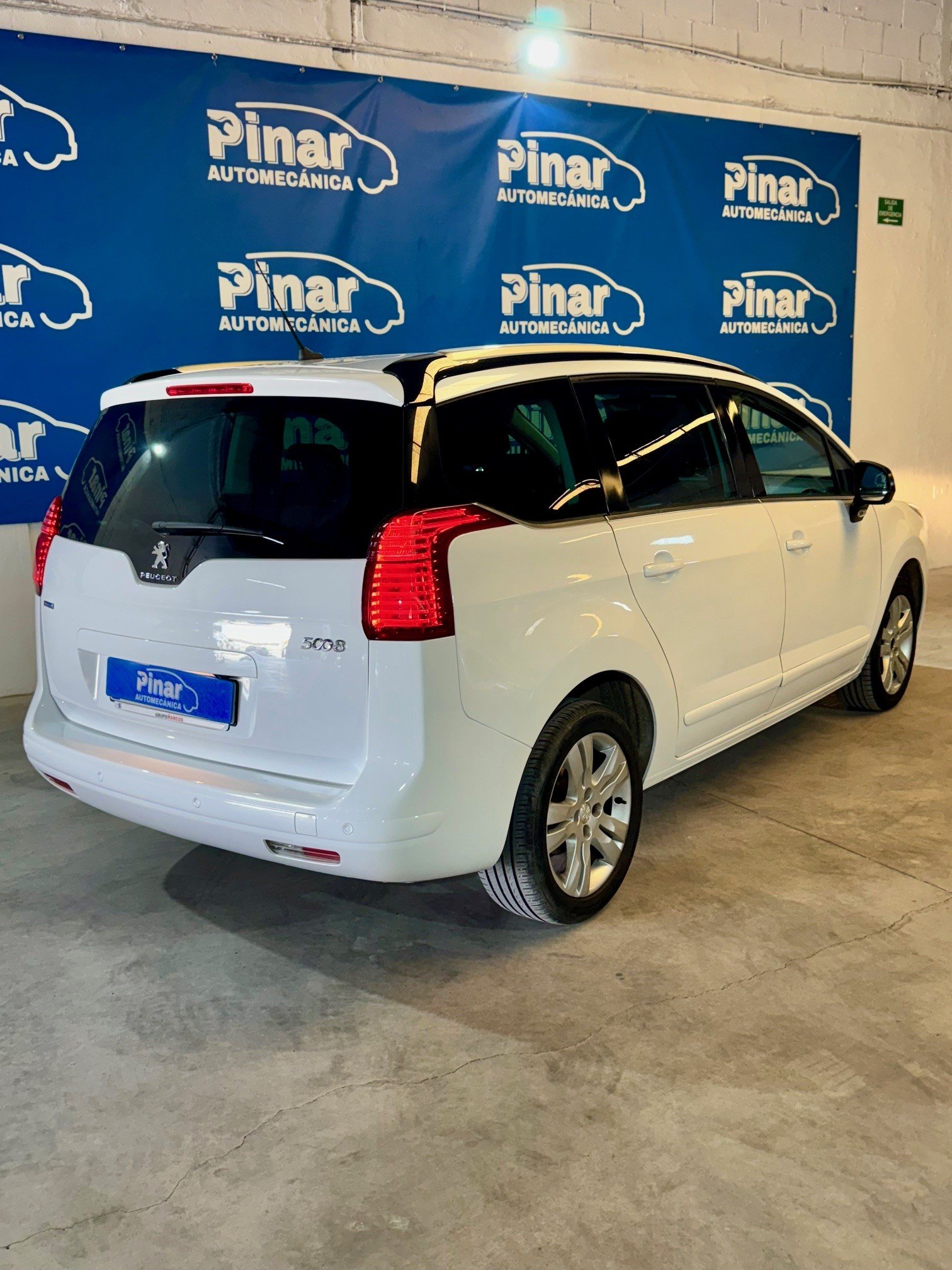 PEUGEOT 5008 1.6 Blue-HDi Allure